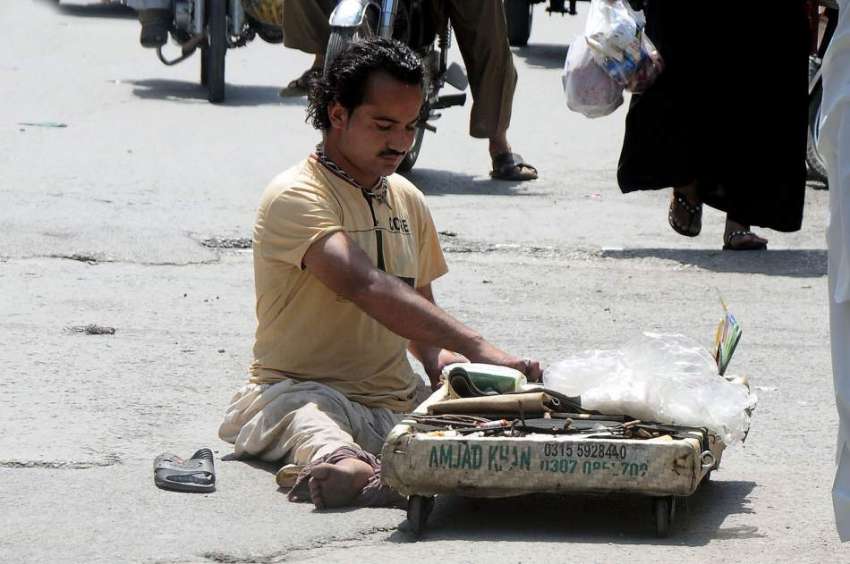 راولپنڈی: معذور محنت کش نے اپنی ریڑھی کو موبائل ورکشاپ بنارکھا ..