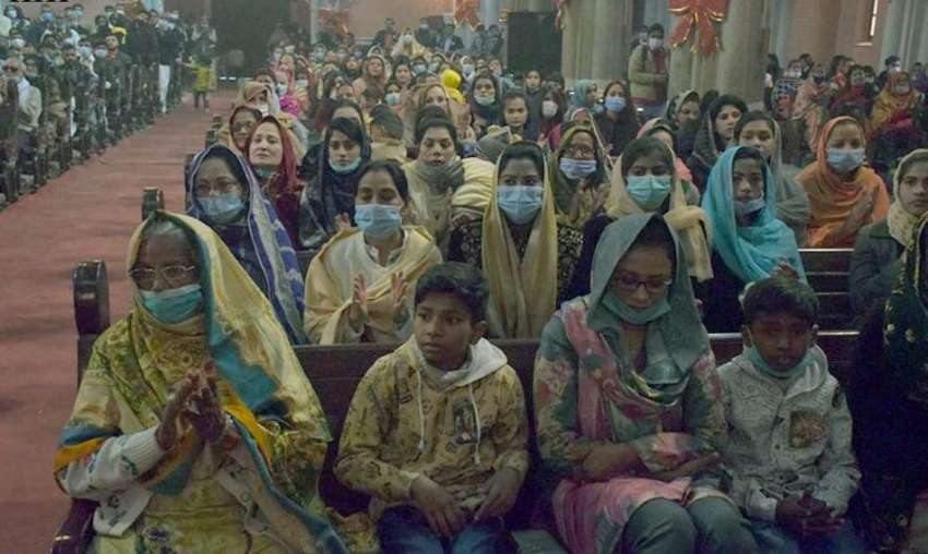 لاہور، کرسمس کے موقع پر سینٹ انتھونی چرچ میں خواتین عبادت ..