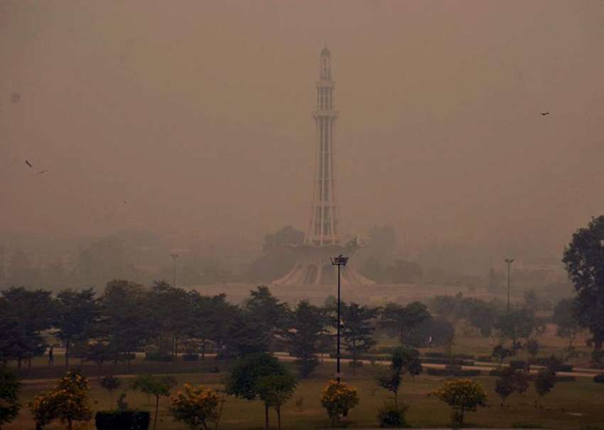 لاہور، صوبائی دارالحکومت لاہور میں سموگ کے باعث دھند کے ..