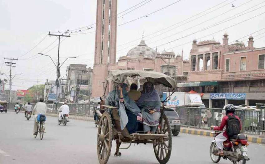 لاہور: کورونا وائرس کے باعث شہر میں لاک ڈاؤن کی وجہ سے شہری ..