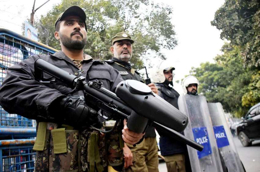 لاہور : پولیس اہلکار امریکی قونصلیٹ کے باہر حفاظتی ڈیوٹی ..