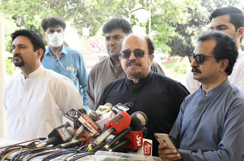 کراچی: اپوزیشن لیڈر فردوس شمیم نقوی سندھ اسمبلی کے باہر ..