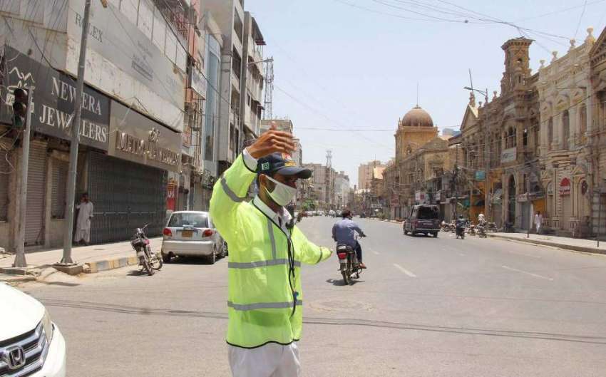 کراچی : ماہ رمضان المبارک اور سخت گرمی کے دوران ایک ٹریفک ..