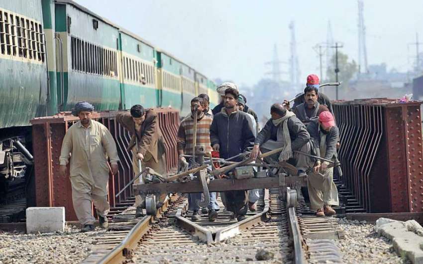 راولپنڈی: میریئر چوک پر ٹرالی پر سامان لے کر جاتے ہوئے ریلوے ..