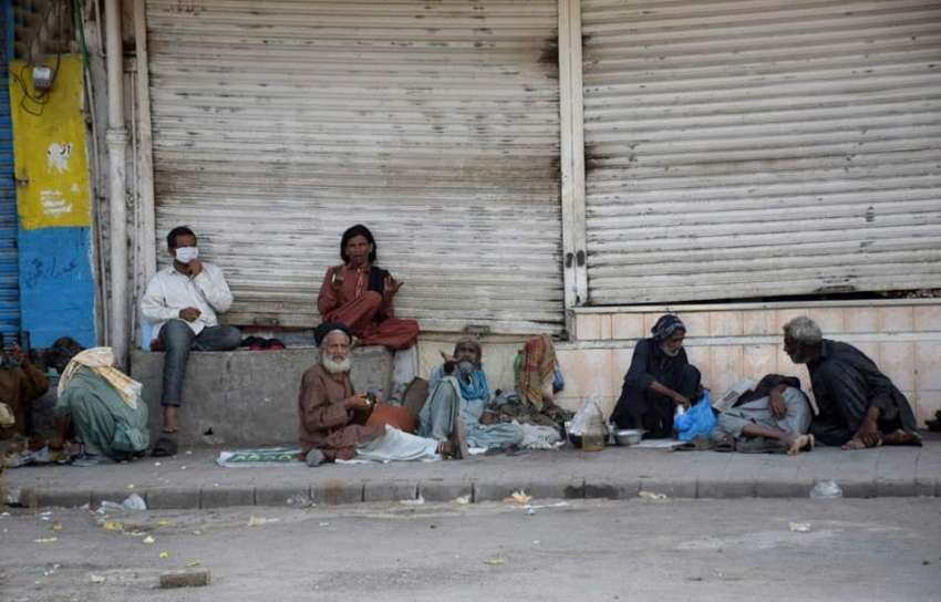 لاہور : لاک ڈاؤن کی وجہ سے بھکاریوں نے بند دکانوں کے آگے ڈیرے ..