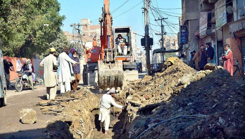 حیدرآباد: غوری کھٹا کے علاقہ میں سڑک پر سیوریج لائن کی مرمت ..