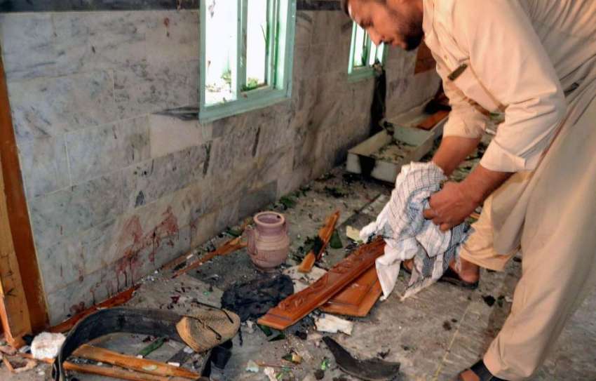 پشاور، جامعہ زبیریہ میں بم دھماکے کے بعد سیکورٹی اہلکار ..