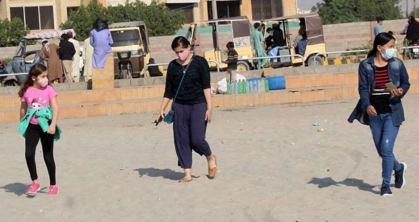 کراچی، سی ویو پر خواتین کورونا وائرس کی روک تھام کیلئے ایس ..