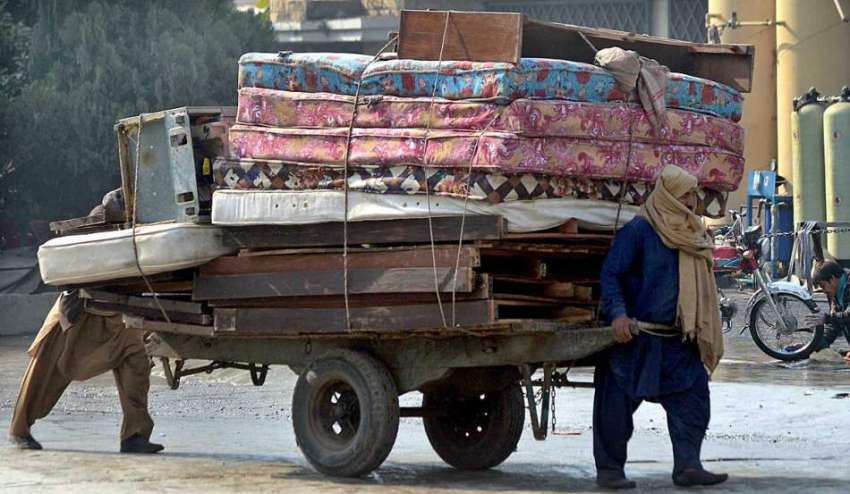 راولپنڈی: راستے میں مزدور دکانوں پر پہنچانے کے لئے مختلف ..