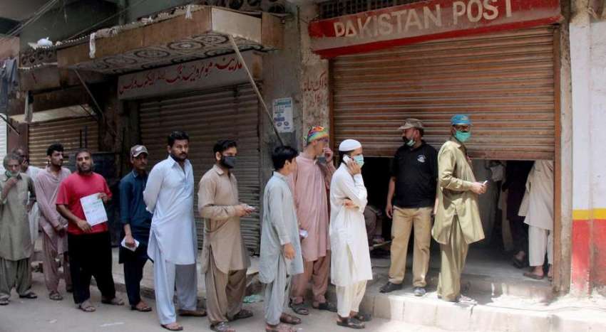 کراچی، لاک ڈائون کے دوران مسجد روڈ بہار کالونی میں شہری ..