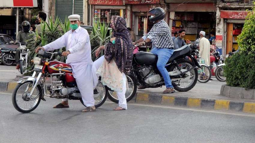 راولپنڈی: ٹریفک جام ہونے کے باعث موٹرسائیکل سوار خطرناک ..