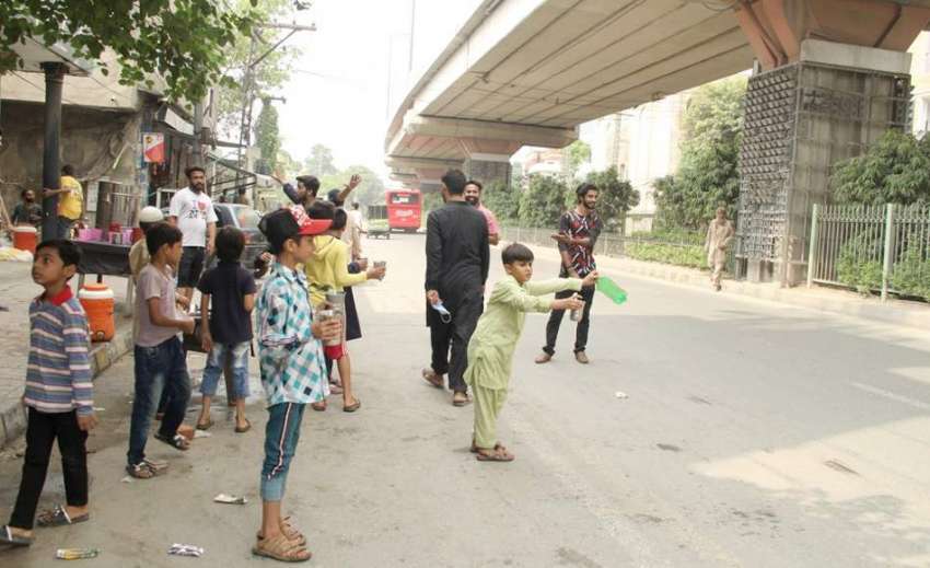 لاہور: بچوں اور نوجوانوں نے نوحرم الحرام کی مناسبت سے راہگیروں ..