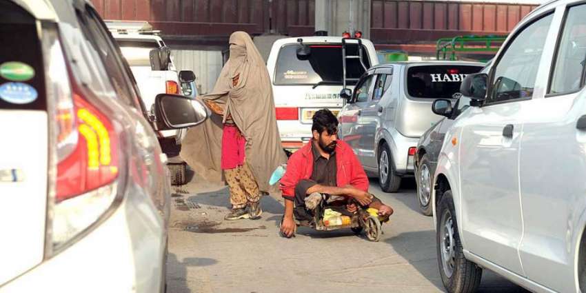 راولپنڈی: مریر چوک پر ایک فقیراپنی سواری پر جا رہا ہے