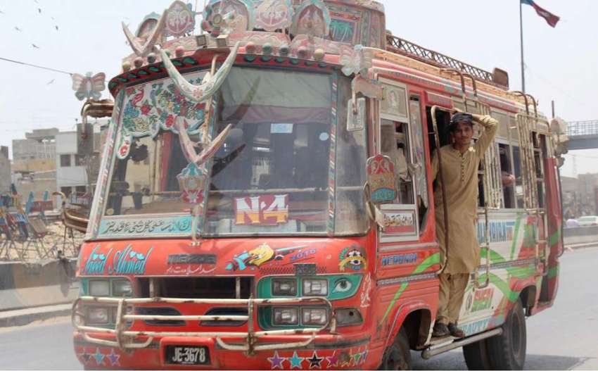 کراچی: ایس او پیز کی خلاف ورزی کرتے ہوئے پبلک ٹرانسپورٹ مین ..