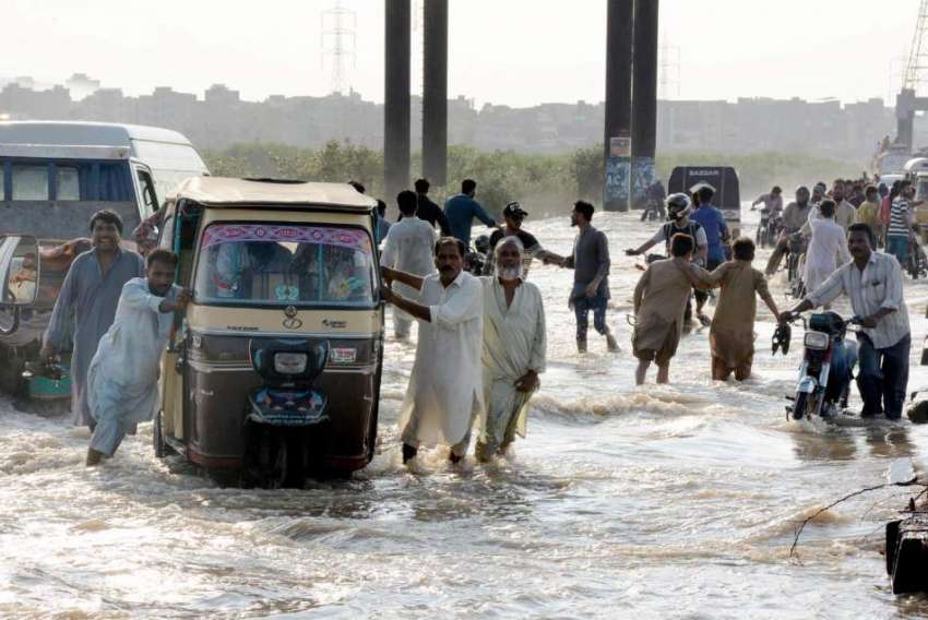 کراچی : شہر قائد میں بارش کے بعد سڑکیں ندی نالوں کا منظر پیش ..