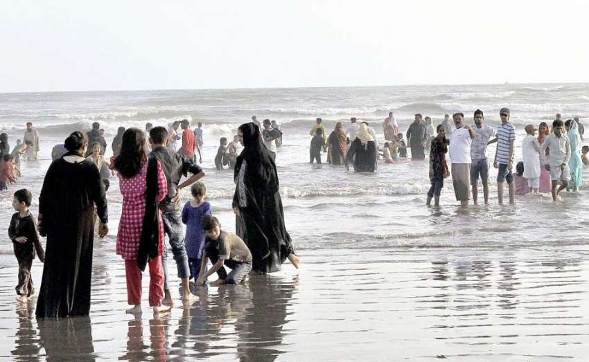 کراچی : شہریوں نے گرمی اور لوڈشیڈنگ سے پریشان ہو کر ساحل ..