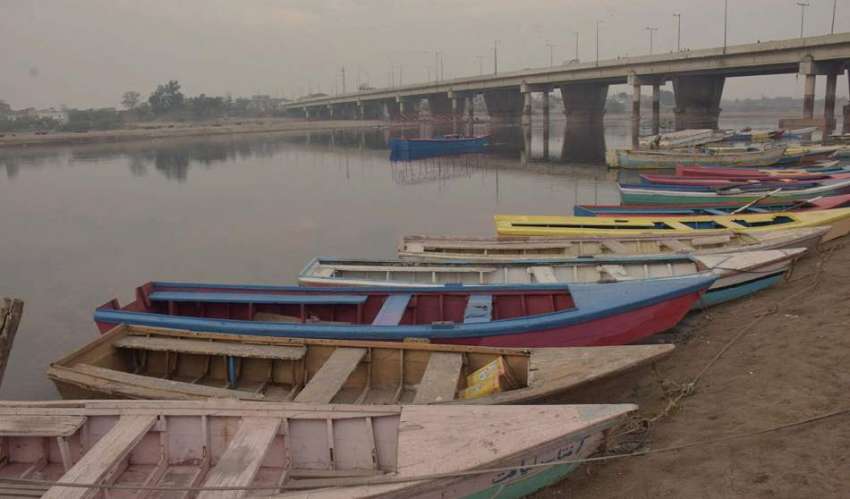 لاہور، ملاحوں نے اپنی کشتیاں دریائے راوی کنارے کھڑی کر رکھی ..