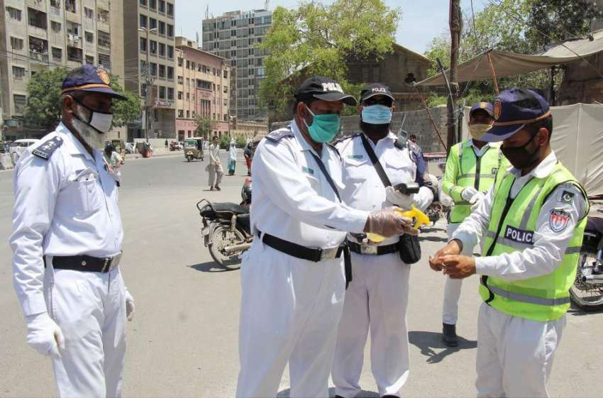 کراچی: کورونا وائرس سے بچاؤ کی خاطر ٹاور کے علاقہ میں ٹریفک ..
