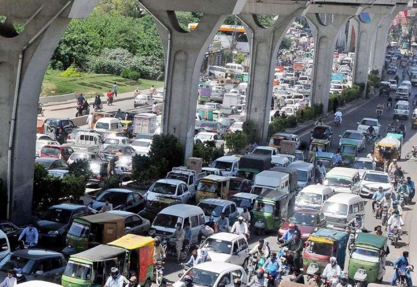 راولپنڈی: مری روڈ پر ٹریفک جام دکھائی دے رہی ہے۔
