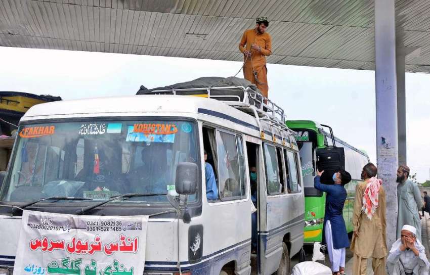 راولپنڈی: بس سٹینڈ پر مسافروں کا سامان گاڑی کی چھت پر باندھا ..