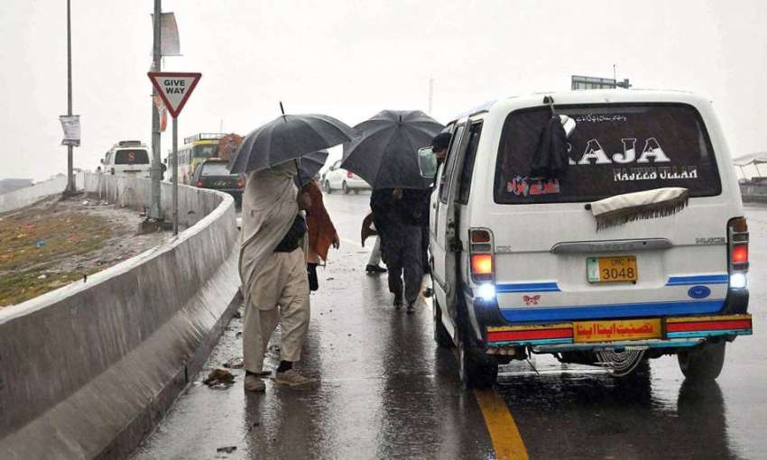اسلام آباد: بارش سے بچانے کے لئے چھتریوں کی آڑ میں اسٹاپ ..