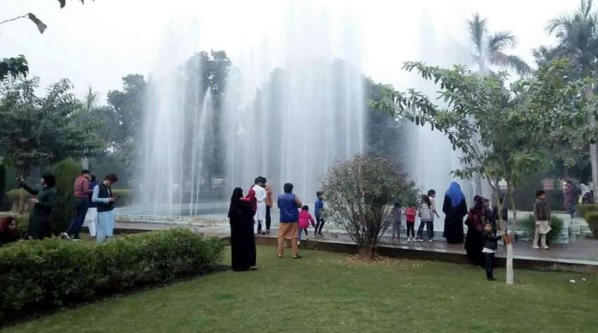 فیصل آباد، باغ جناح میں نصب کئے گئے فوارے آپریشنل ہونے کے ..