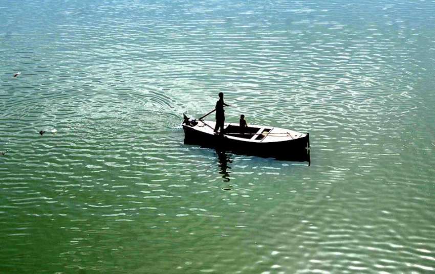 حیدرآباد: دریائے سندھ میں کشتی پر مچھلیاں پکڑتے ہوئے ماہی ..