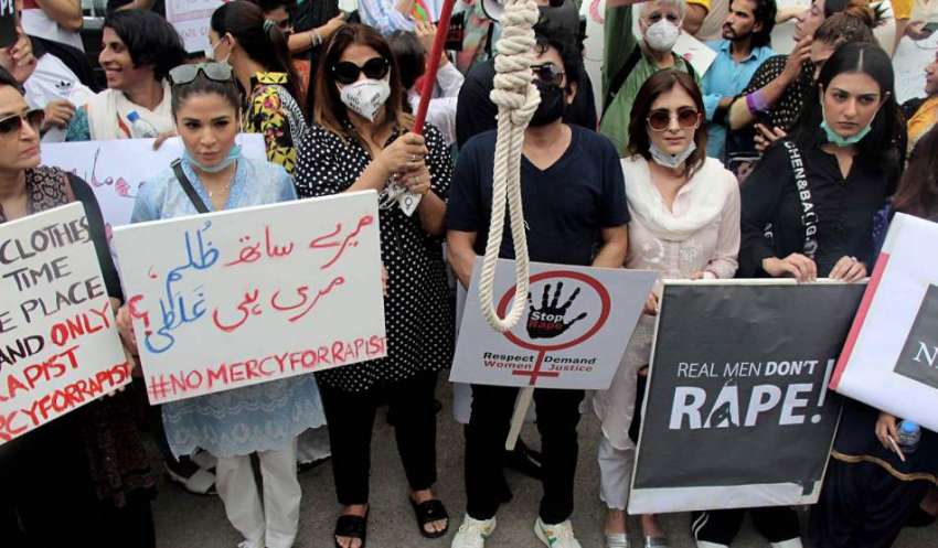 کراچی : پریس کلب کے باہر حقوق نسواں کی جانب  سے فنکار بچیوں ..