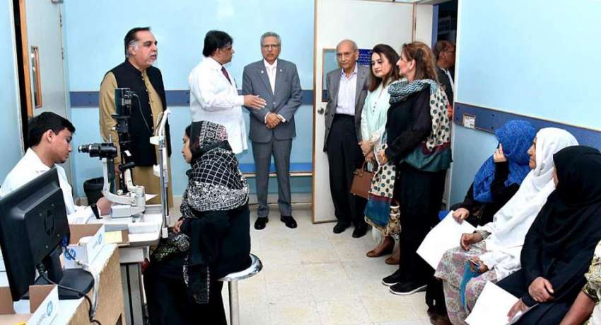 کراچی: صدر ڈاکٹر عارف علوی گورنر سندھ عمران اسماعیل کے ہمراہ ..