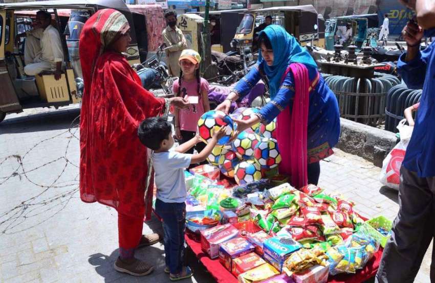 حیدرآباد: کوہ نور چوک میں خاتون بچوں کے کھلونے فروخت کر رہی ..