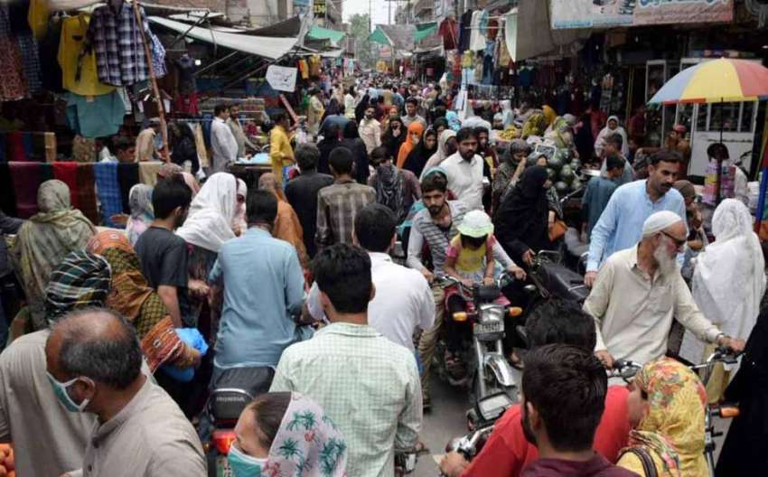 لاہور: بازار میں عید کی خریداری کیلئے آنے والے شہریوں کا ..