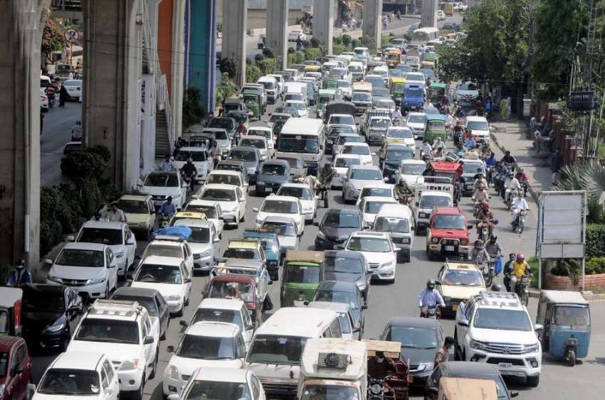 راولپنڈی : مری روڈ پر ٹریفک جام کا منظر۔ 

