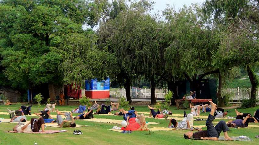 لاہور : جیلانی پارک میں شہری صبح کے اوقات میں ہوگا کررہے ..