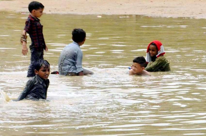 کراچی : باغ جناح کے علاقے میں جمع بارش کے پانی میں بچے نہار ..