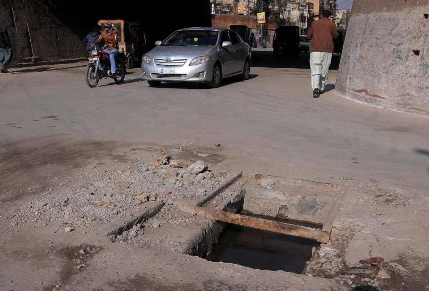 راولپنڈی : مریڑ چوک کے قریب کھلا مین ہول کسی حادثے کا سبب ..