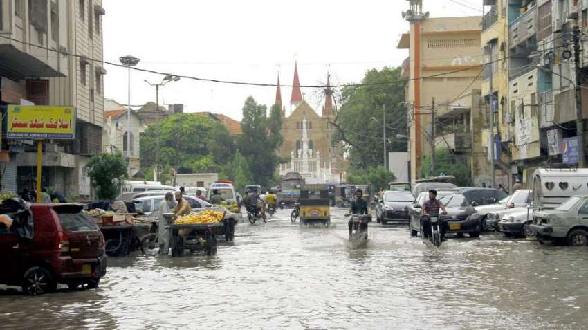کراچی : شہر قائد میں ہونیوالی بارش کے بعد سڑکیں نہر کا منظر ..