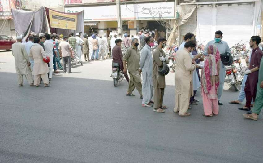 لاہور :چوبری کے قریب مقامی بینک کے باہرگاڑیوں کے چالان جمع ..