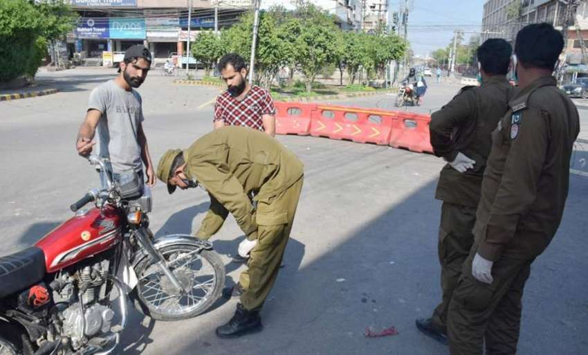 لاہور، پولیس اہلکار دفعہ 144 کی خلاف ورزی کرنے پر نوجوانوں ..