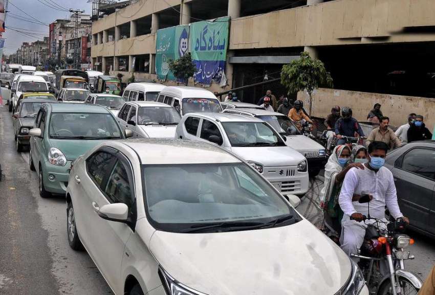راولپنڈی: انتظامیہ اور ٹریفک پولیس لاک ڈاون پرعمل کروانے ..