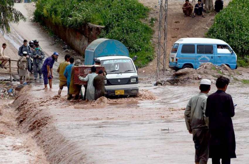 پشاور: آفریدی غاری کے قریب دریائے باڑہ میں شدید بارش کے بعد ..