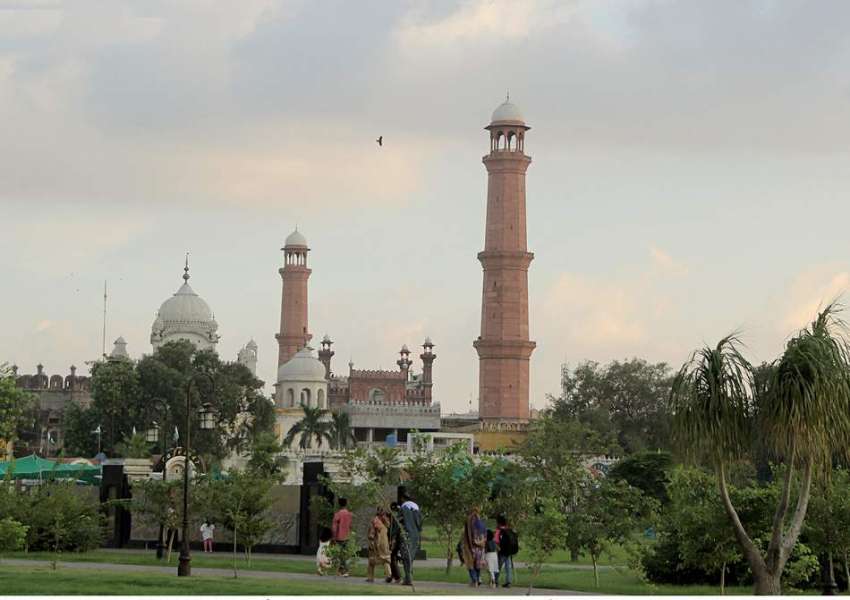 لاہور : تاریخی بادشاہی مسجد پر چھائے بادلوں کا  خوبصورت منظر۔
