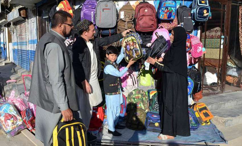 کوئٹہ: آرچر روڈ پر والدین اپنے بچے کے لئے اسکول والے بیگ ..