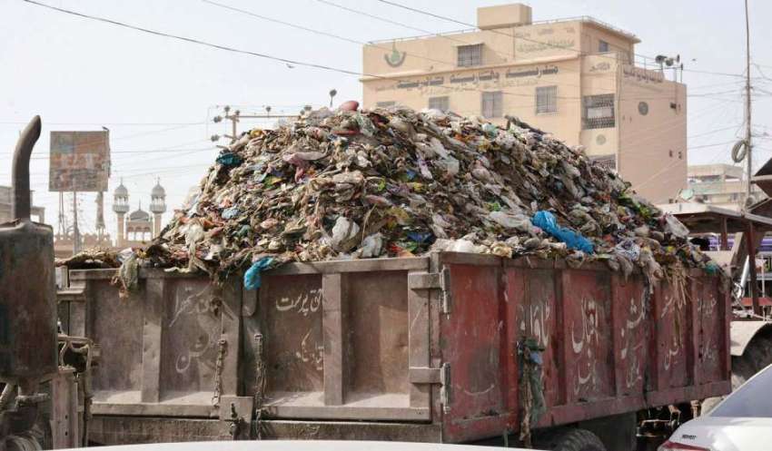 کراچی:شہر میں بلدیہ کی جانب سے اٹھایا جانے والا کچرا تعفن ..
