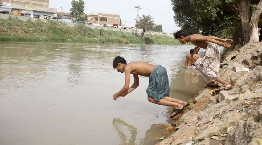 حیدرآباد: گرمی کی شدت کوکم کرنے کے لئے لڑ کے نہر میں نہارہے ..