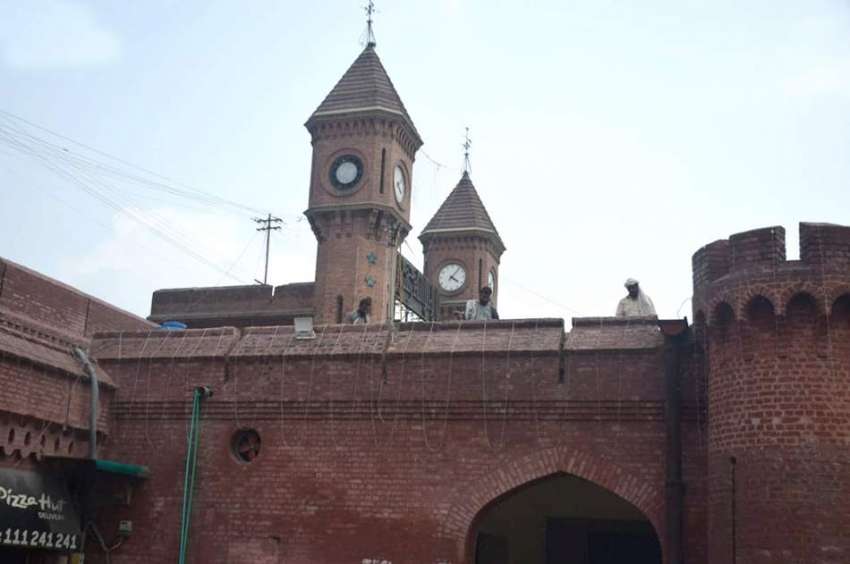 لاہور : جشن آزادی کے موقع پر ملازمین ریلوے اسٹیشن کی مرکزی ..