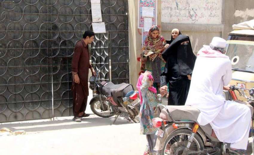 کراچی : لاک ڈاون کے دوران لیاری میں نادرا آفس بند ہے جبکہ ..