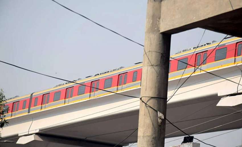 لاہور، ٹیسٹ رن کے دوران اورنج لائن میٹرو ٹرین باغبانپورہ ..