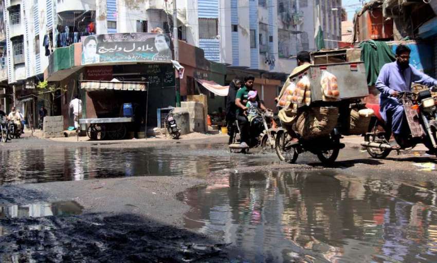 کراچی:بھیم پورہ بلاول ولیج  کے سامنے سیوریج کا پانی جمع ہے ..