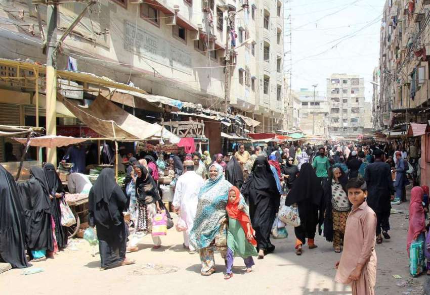 کراچی: لیاری مارکیٹ سے شہری خریداری کر رہے ہیں جبکہ کسی بھی ..