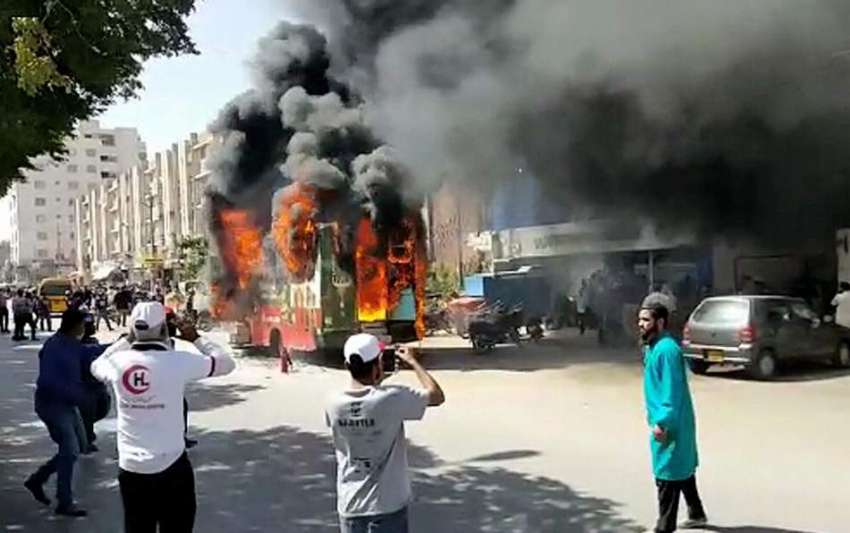 کراچی، گلشن اقبال کے علاقہ میں گاڑی کو لگنے والی آگ سے شعلے ..